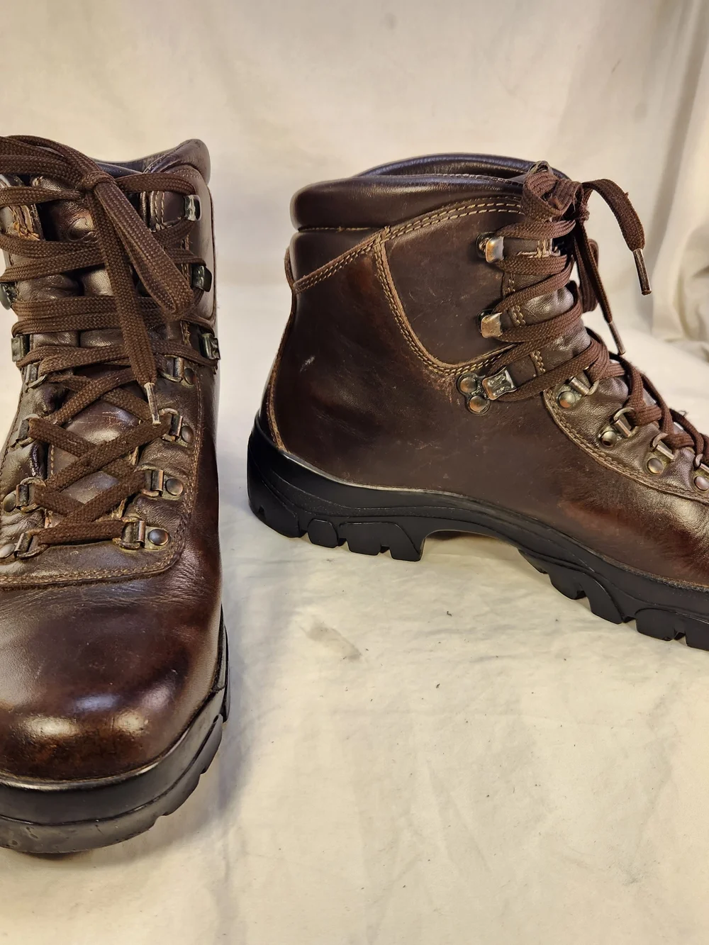 CABELAS  GORETEX VIBRAM SOLE HIKING BROWN LEATHER MEN BOOTS SIZE 10/44